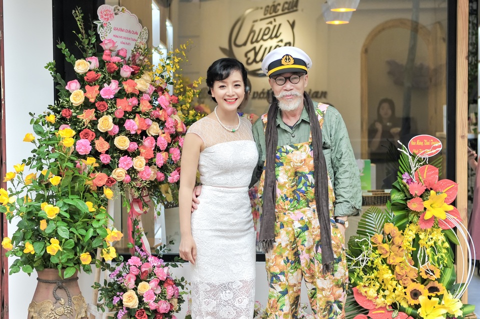 Nhạc sỹ Đỗ Hồng Quân và họa sỹ Hoàng Hà Tùng đang chuẩn bị ra mắt vở nhạc kịch Lá đỏ nhưng vẫn thu xếp thời gian đến động viên công việc mới của vợ. Nghệ sỹ Chiều Xuân đã không giấu nổi hạnh phúc khi được chồng con và người thân yêu thương.