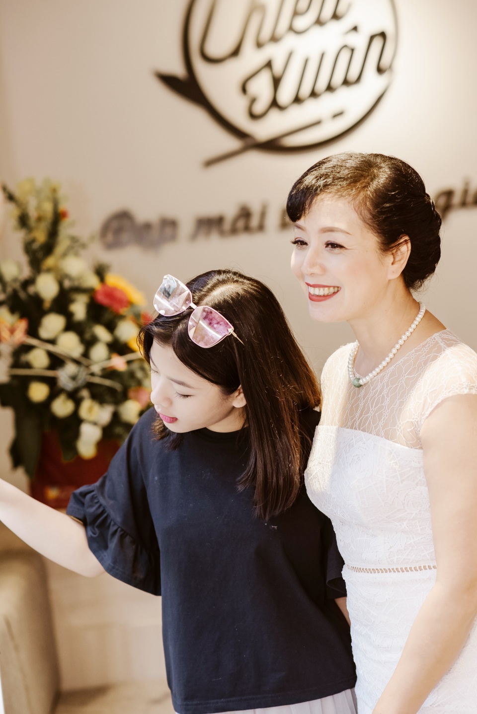 Trong khi con gái Hồng Khanh ra dáng người lớn, tất bật phụ giúp mẹ những công việc vừa sức.