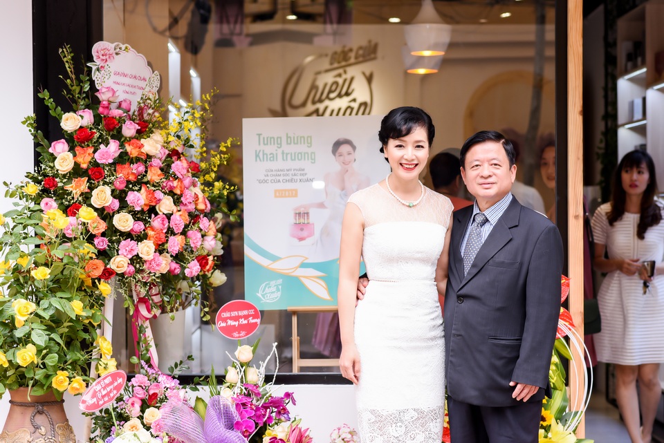 NSƯT Chiều Xuân rạng ngời hạnh phúc bên chồng con trong ngày thành bà chủ - 3