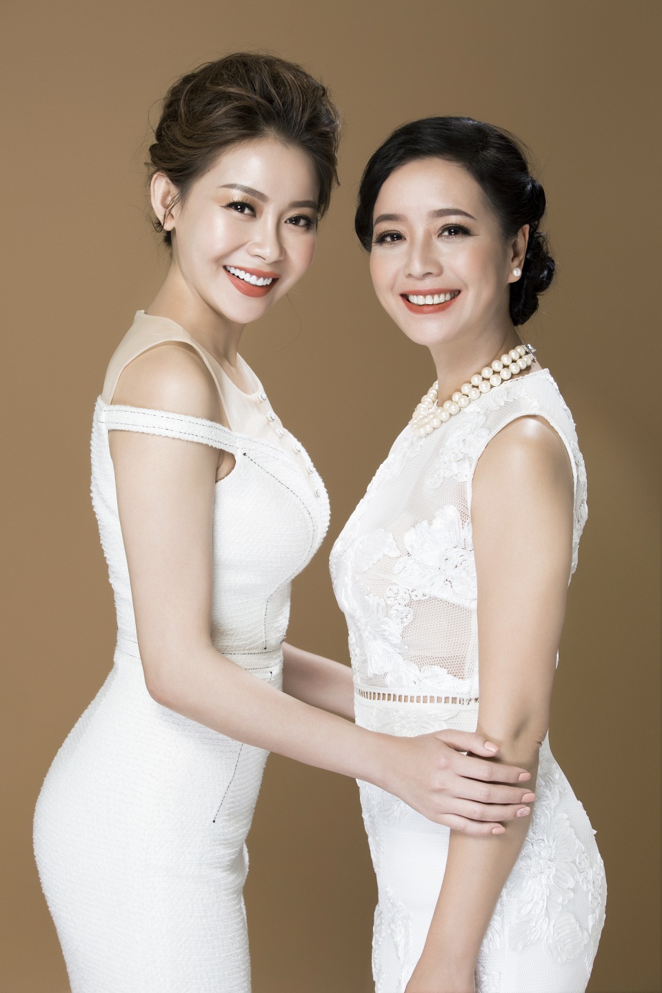 Theo nghệ sỹ Chiều Xuân, việc chị quyết định bước sang lãnh địa mới là sự kết hợp tuyệt vời được ví như bạn tri kỷ giữa Hoa hậu doanh nhân Hải Dương. Nữ doanh nhân Hải Dương là cháu của đạo diễn Lưu Trọng Ninh. Cả hai gặp nhau và mến mộ tính cách trung thực, phóng khoáng của nhau nên đã kết hợp làm việc chung.