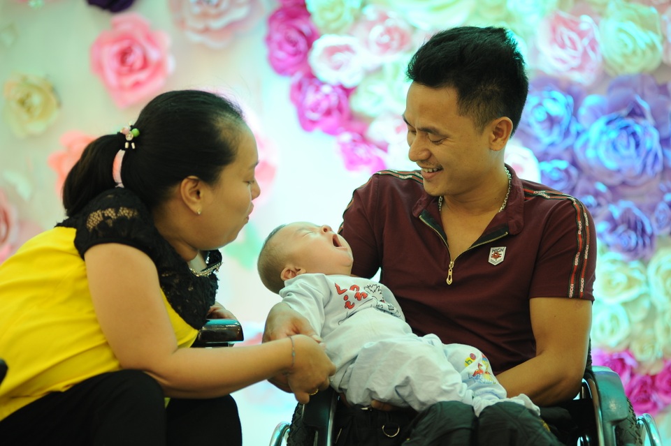 Cặp vợ chồng bại liệt kể về hành trình “tìm con” rơi nước mắt - 1 Anh Năm, chị Hà hạnh phúc bên con trai nhỏ.