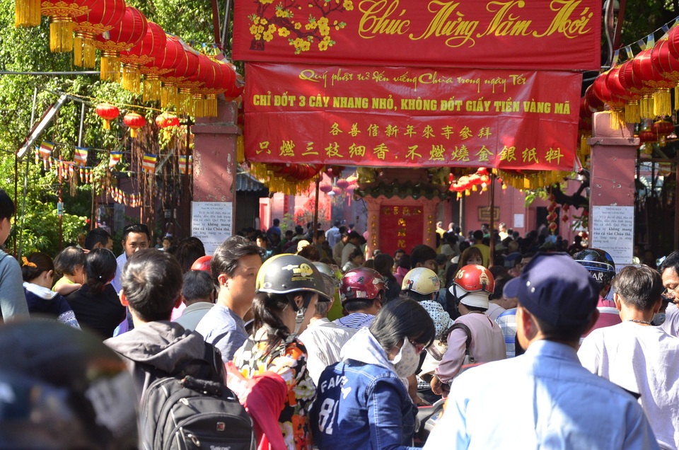 Chim, cá được phóng sinh chưa kịp tự do đã bị bắt lại - 2
Người dân đến viếng chùa đông nghịt ngày rằm tháng Giêng
