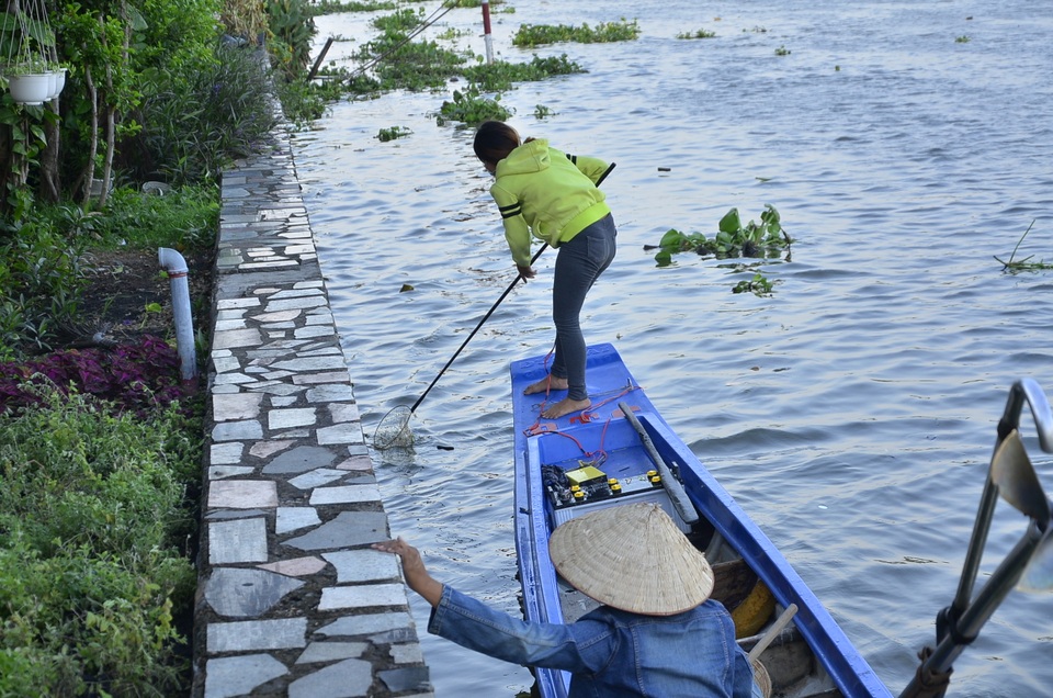 Chim, cá được phóng sinh chưa kịp tự do đã bị bắt lại - 7
Những chú cá được phóng sinh chưa bao lâu thì bị người khác sử dụng xung điện để đánh bắt lại