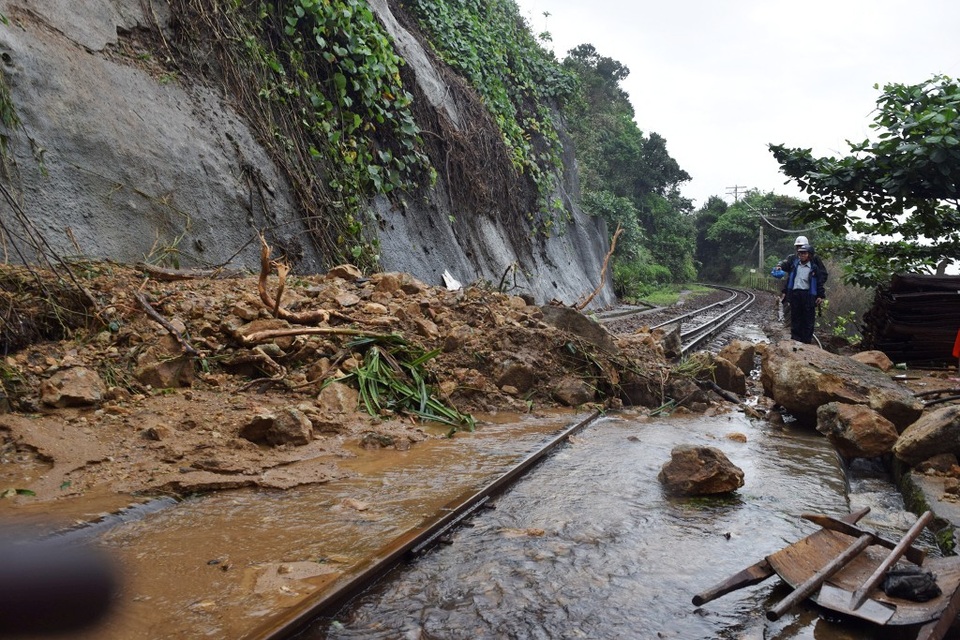 Đường sắt Bắc Nam qua đèo Hải Vân chính thức được thông tuyến - 1 Đường sắt Bắc Nam qua đèo Hải Vân chính thức được thông tuyến - 1