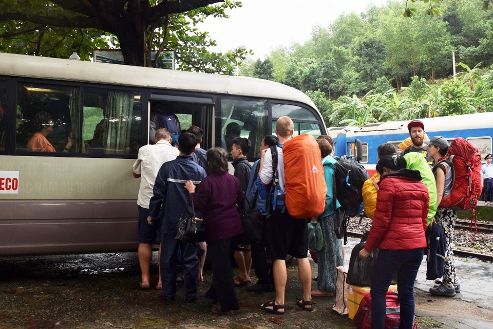 Đường sắt Bắc Nam qua đèo Hải Vân chính thức được thông tuyến - 10
Các du khách Tây lần đầu tiên đi tàu lửa chứng kiến cảnh tàu mắc lại giữa núi đèo rất thích thú