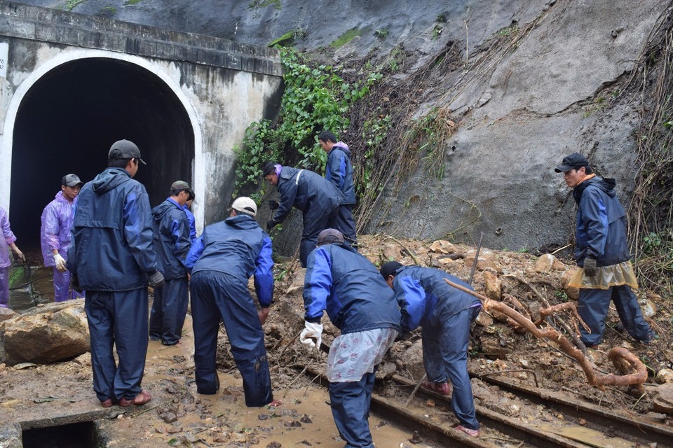 Đường sắt Bắc Nam qua đèo Hải Vân chính thức được thông tuyến - 5 Dọn đất đá, cây gãy tại trước các cửa hầm