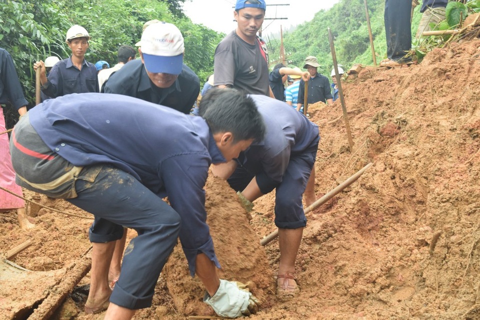 Đường sắt Bắc Nam qua đèo Hải Vân chính thức được thông tuyến - 4 Các ban ngành đã huy động tổng lực thông tuyến trong ngày 21/11