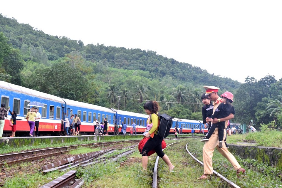 Đường sắt Bắc Nam qua đèo Hải Vân chính thức được thông tuyến - 9 Gần 1.000 hành khách đã được cán bộ đường sắt, cảnh sát giao thông chuyển tải an toàn qua xe hơi