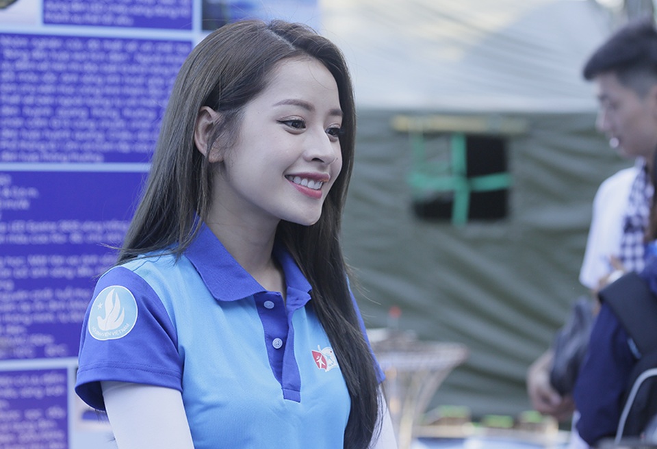 Trong 3 ngày hoạt động cùng các bạn sinh viên, Chi Pu khá thân thiện, rất được lòng các bạn sinh viên.