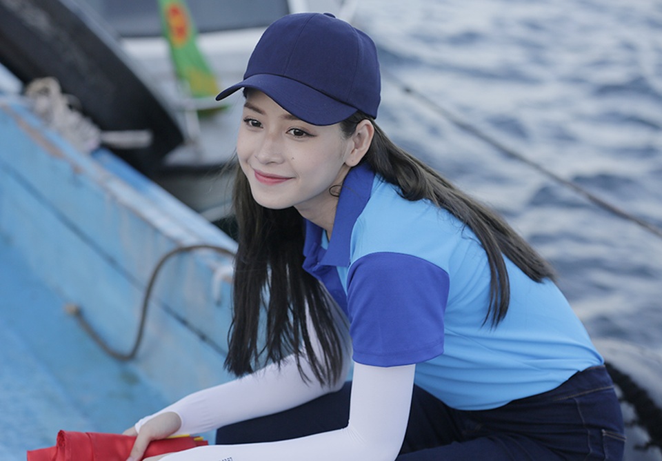 Chi đã theo dõi chương trình nhiều năm. Chi mong rằng có thể góp sức cùng với các nghệ sĩ khác mang tới những điều tuyệt vời hơn nữa cho Tổ quốc của chúng ta. Chi muốn gửi tới các bạn sinh viên: mong rằng chúng ta sẽ có những kỉ niệm quý báu trên biển đảo Phú Quý và sẽ cùng nhau làm những điều tốt đẹp hơn cho Tổ quốc và biển đảo, cũng như tuyên truyền cho những bạn trẻ khác để giúp biển đảo ngày càng phát triển hơn, diễn viên Chi Pu chia sẻ.