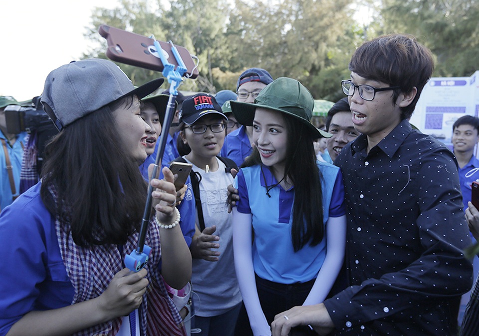 Cô cùng hàng trăm bạn sinh viên tham gia chương trình này. “Sinh viên với biển, đảo Tổ quốc” là chương trình ý nghĩa thiết thực chào mừng đại hội Đoàn các cấp, hướng tới Đại hội Đoàn toàn quốc lần thứ XI, nhiệm kỳ 2017 – 2022; hưởng ứng Tuần lễ Biển và Hải đảo Việt Nam (từ ngày 01 – 08/6). Thông qua chương trình này, Trung ương Hội Sinh viên Việt Nam mong muốn khơi dậy tình yêu biển, đảo quê hương, lòng yêu nước, niềm tin và ý thức trách nhiệm đối với chủ quyền các vùng biên giới, hải đảo của Tổ quốc.