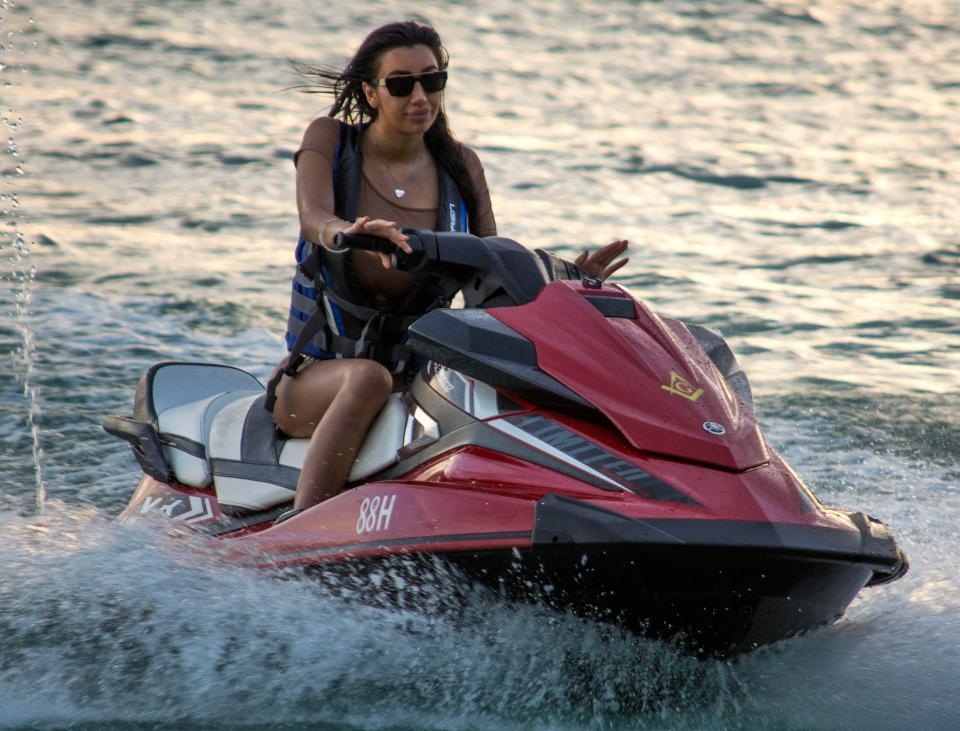 Sinh nhật với nắng vàng, biển xanh và bikini của sao "nghiện" dao kéo - 19
“Tôi hạnh phúc khi thấy mình giống một cô búp bê Barbie. Tôi chỉ muốn trông thật hoàn hảo, và không phải chỉ tới phòng gym mỗi ngày là đạt được điều đó”, bà mẹ một con nói thêm.