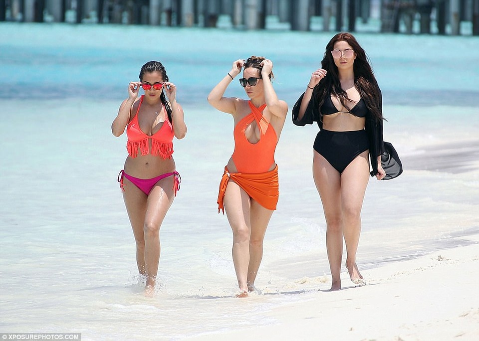 
Người đẹp dính tin đồn bơm ngực, bơm môi, nâng gò má. Cô không phủ nhận khao khát trở nên đẹp hoàn hảo và áp lực từ chính bản thân cũng như fans của mình về vẻ ngoài quyến rũ.
