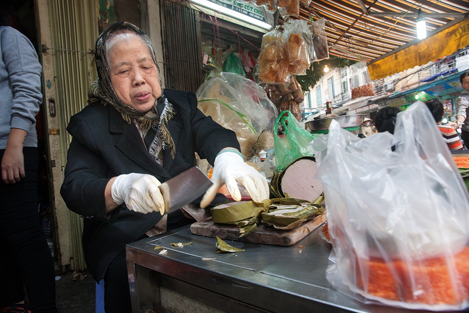 Hà Nội: Sắm Tết nhanh ở "chợ nhà giàu" - 7
Hàng của giò chả của bà Mậu trên phố Gia Ngư cũng thuộc dạng nổi tiếng. Trước ngày ông Công ông Táo, bà Mậu phải huy động nhiều con cháu mới có thể kịp làm hàng cho khách đặt.