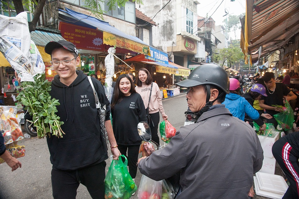 Hà Nội: Sắm Tết nhanh ở "chợ nhà giàu" - 15
Tâm trạng vui vẻ của các khách hàng trẻ sau khi đi chợ Hàng Bè. Vì chợ nằm trong khu phố cổ Hà Nội nên dịp Tết thường có không khí khá đặc biệt, nhiều khách đi chợ vừa để sắm đồ, vừa mục đích hưởng niềm vui tinh thần.