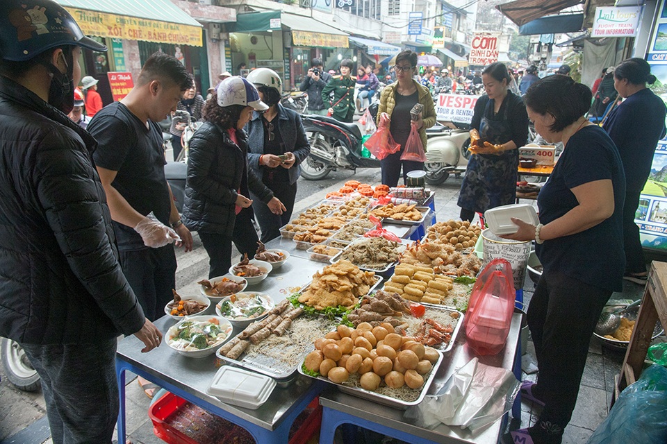 Hà Nội: Sắm Tết nhanh ở "chợ nhà giàu" - 3
Không khí mua bán nhộn nhịp chiều 19/1 tại một cửa hàng bán các loại nem làm sẵn. Những người đi chợ Hàng Bè ngày này chủ yếu là để sắm cỗ lễ cho ngày ông Công ông Táo hôm sau, 23 tháng Chạp.