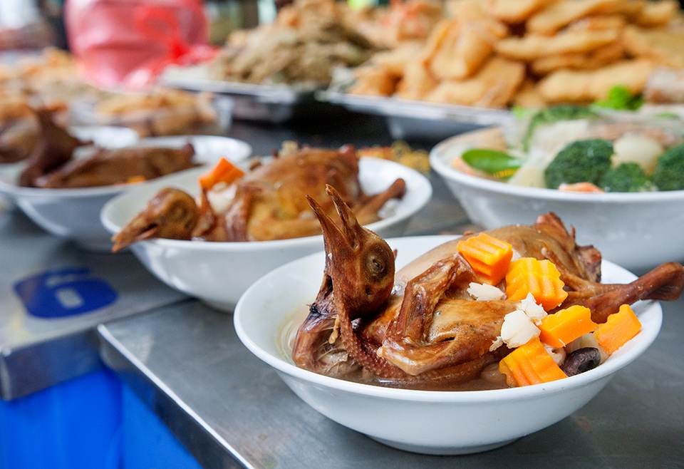 Hà Nội: Sắm Tết nhanh ở "chợ nhà giàu" - 8
Gà tần làm sẵn ở chợ Hàng Bè. Người hay đi chợ này thường có câu: đắt sắt ra miếng.