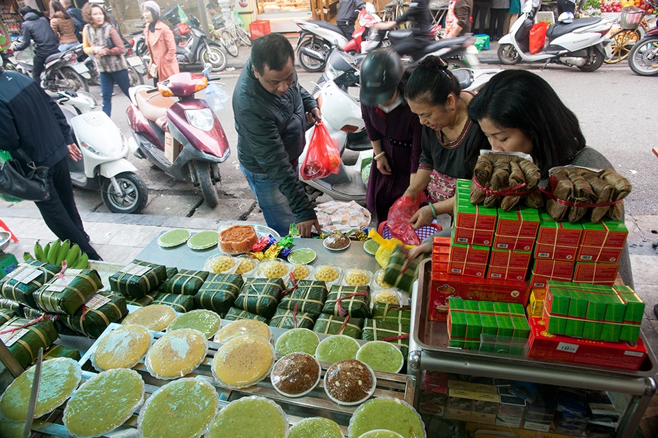 Hà Nội: Sắm Tết nhanh ở "chợ nhà giàu" - 12
Chiều 19/1, hàng bánh chưng, xôi lễ...