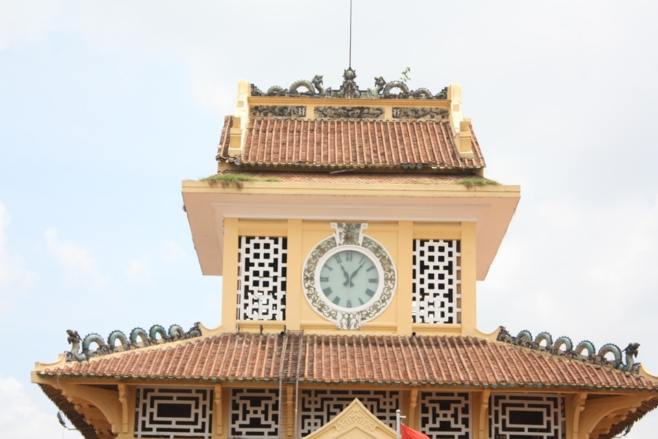 Từ năm 1975, chợ Lớn mới được đổi tên là chợ Bình Tây. Chợ cũng có tháp đồng hồ để thương nhân và người dân xem giờ như chợ Bến Thành. Toàn bộ mái chợ được lợp bằng ngói âm dương để tạo sự thông thoáng.