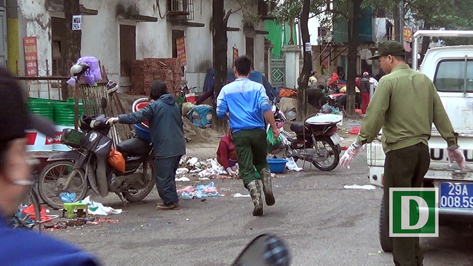 Những chuyện không ngờ tới tại "chợ chạy" ở Hà Nội - 2
Mỗi sáng, khi thấy lực lượng chức năng đến dẹp vỉa hè, những người bán hàng này lại nhốn nháo bê thúng, mẹt hoặc cho hàng lên xe máy, xe thồ tháo chạy tán loạn.