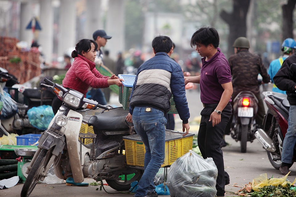 Những chuyện không ngờ tới tại "chợ chạy" ở Hà Nội - 6
Đa phần đều rất nhanh tay dọn hàng lên các xe máy để thoát chạy cho nhanh.