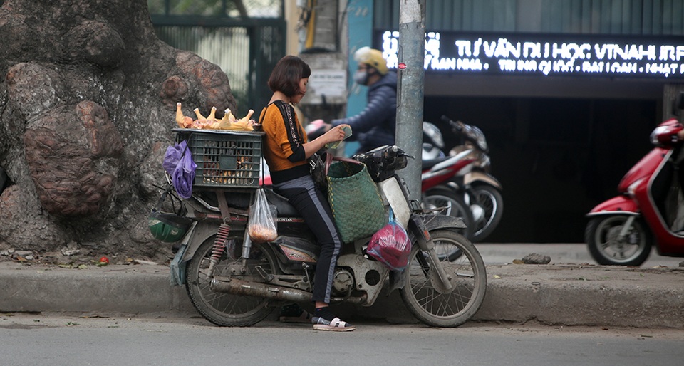 Những chuyện không ngờ tới tại "chợ chạy" ở Hà Nội - 9
Dạn dày kinh nghiệm, nhiều tiểu thương lên xe máy chạy lòng vòng, đợi đến sau khi lực lượng chức năng rút khỏi lại quay về bán tiếp.