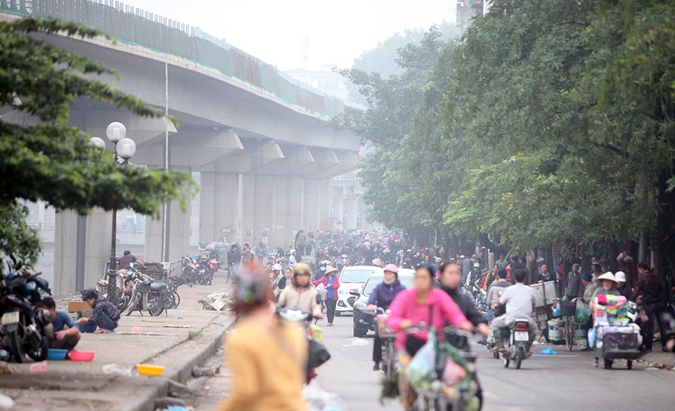 Những chuyện không ngờ tới tại "chợ chạy" ở Hà Nội - 10
Và vậy là, khung cảnh như này vẫn diễn ra đều đặn vào mỗi sáng