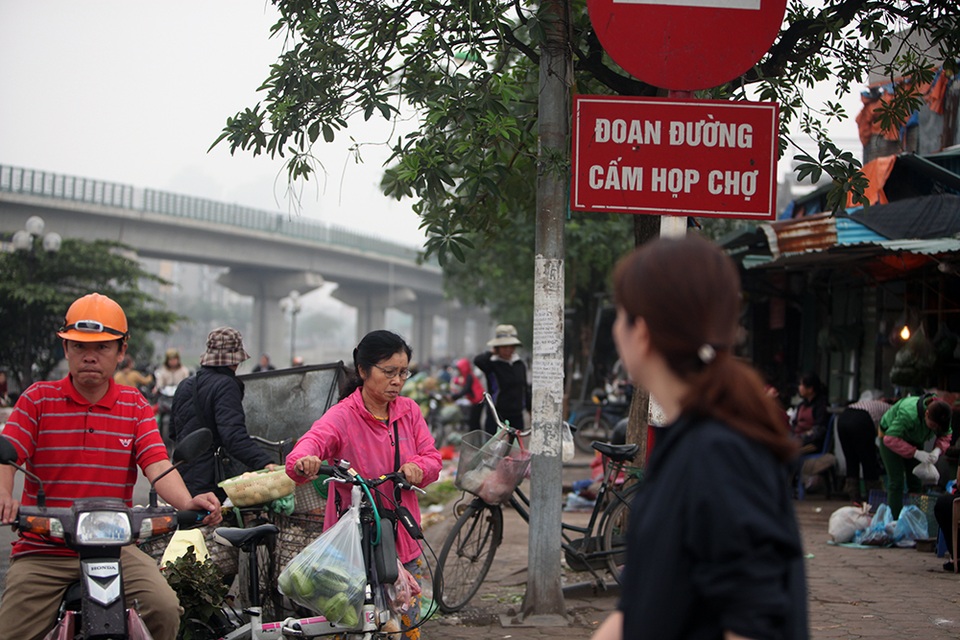 Những chuyện không ngờ tới tại "chợ chạy" ở Hà Nội - 1
Có mặt tại chợ cóc này vào buổi sáng sớm, người mua kẻ bán nhộn nhịp kín cả hai bên vỉa hè, lòng đường, mặc dù khu vực này đã được gắn biển “Cấm họp chợ”.