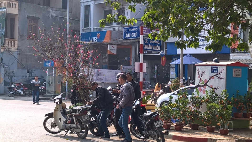 Mỗi chuyến xe thồ hàng, thường nặng cả mấy tạ để tranh thủ một chuyến mấy điểm đến.