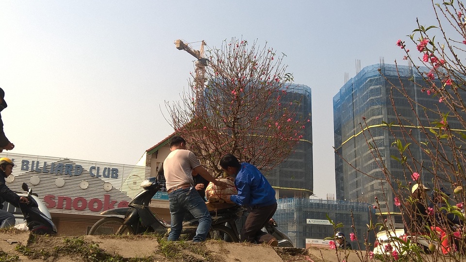 Sau ba ngày bám trụ tại Hà Nội, mỗi ngày trung bình anh kiếm được 1,2 triệu đồng. Số tiền không nhỏ so với công sức đi làm phụ hồ của mình dù vất vả hơn.