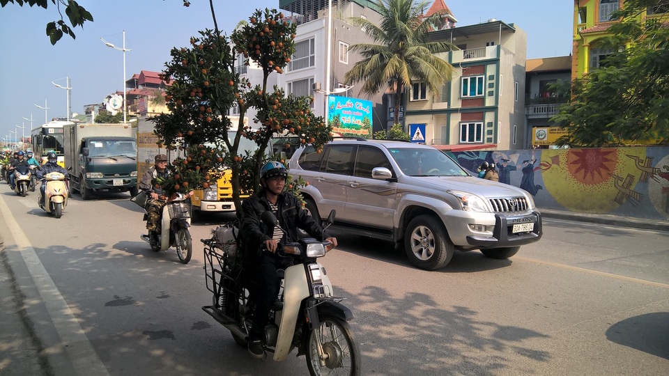 Trên đường Âu Cơ, thời điểm này hầu như không có xe ôm hoạt động. Số người hành nghề xe ôm còn trẻ, khỏe đã chuyển sang chạy đào quất ban ngày, tối về mới chạy xe ôm.