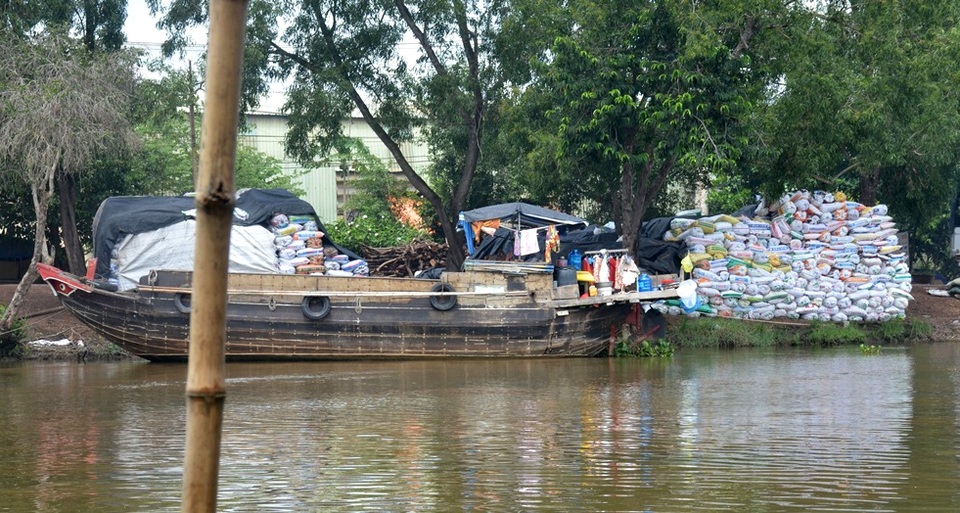 Chợ đất độc đáo lớn nhất tại Sài Gòn - 2 Đất được vận chuyển bằng đường và đường bộ chuyển đến các địa điểm tại Sài Gòn.