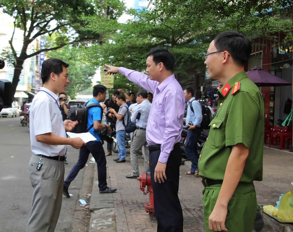 Phó Chủ tịch TP đích thân đi dẹp chợ, tiểu thương phản ứng dữ dội - 2
Phó Chủ tịch TP chỉ đạo lực lượng chức năng xử lý việc dẹp chợ