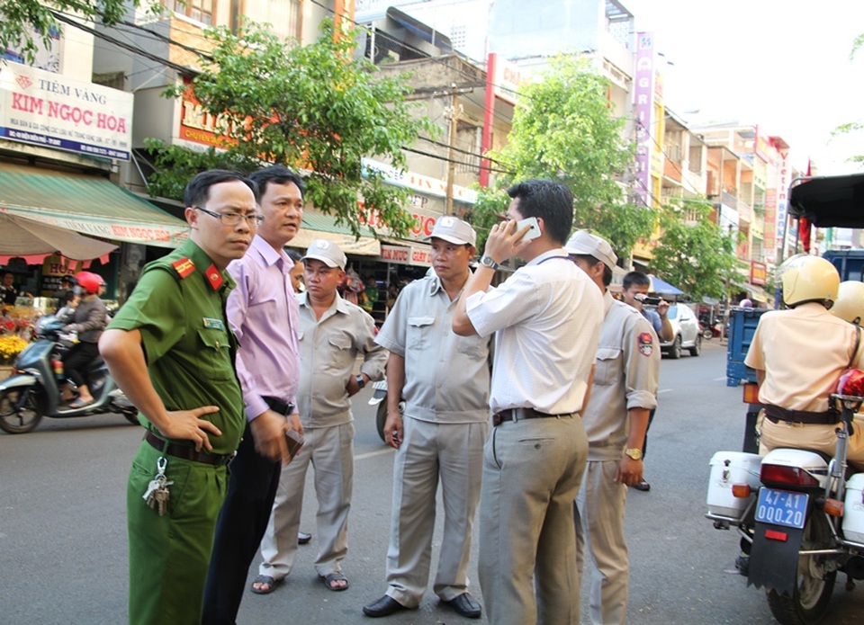 Phó Chủ tịch TP đích thân đi dẹp chợ, tiểu thương phản ứng dữ dội - 1
Ông Vũ Văn Hưng – Phó Chủ tịch UBND TP Buôn Ma Thuột (áo tím) xuống đường chỉ đạo công tác giải tỏa chợ đêm.