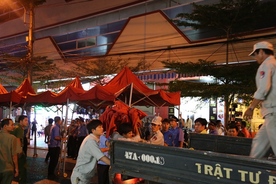 Phó Chủ tịch TP đích thân đi dẹp chợ, tiểu thương phản ứng dữ dội - 6
Lực lượng chức năng thu giữ các vật dụng của tiểu thương.