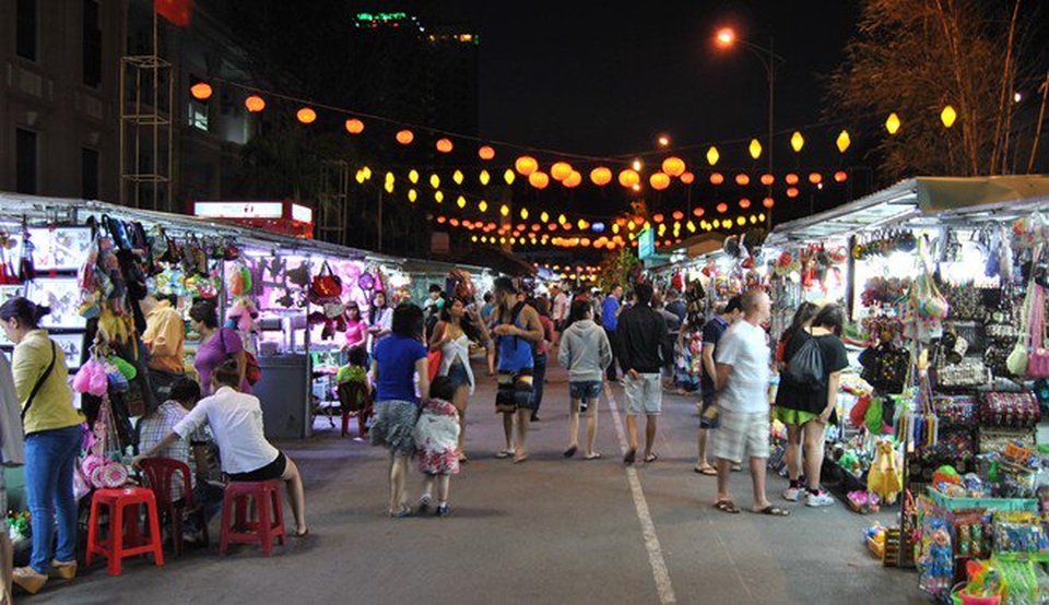 Du lịch Việt Nam qua những khu chợ đêm nổi tiếng - 5 Chợ đêm ở thành phố biển Nha Trang là một trong những chợ đêm nổi tiếng của Việt Nam.