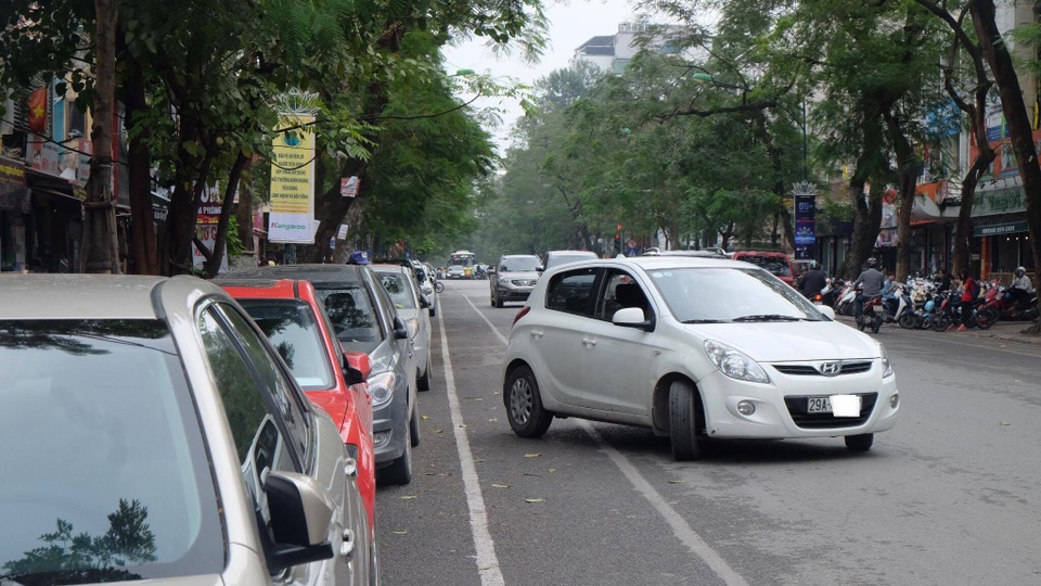 Hà Nội: Hơn 2 triệu đồng một chỗ đỗ ô tô nội đô, dân văn phòng tính bán xe - 1 Chỗ đỗ xe chật kín, nỗi khổ của dân giàu Hà Nội