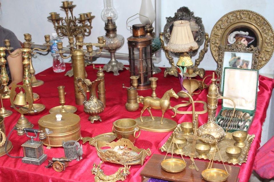 Lọt thỏm trong con dốc 456 nằm giữa tuyến phố Hoàng Hoa Thám sầm uất, phiên chợ đồ xưa dành cho những người đam mê sưu tập được họp vào sáng thứ 7 hàng tuần. Đều đặn, cứ vào 8 giờ sáng, những người bán hàng lại mang theo hàng chục món đồ ra bày biện, sắp xếp trên bàn.