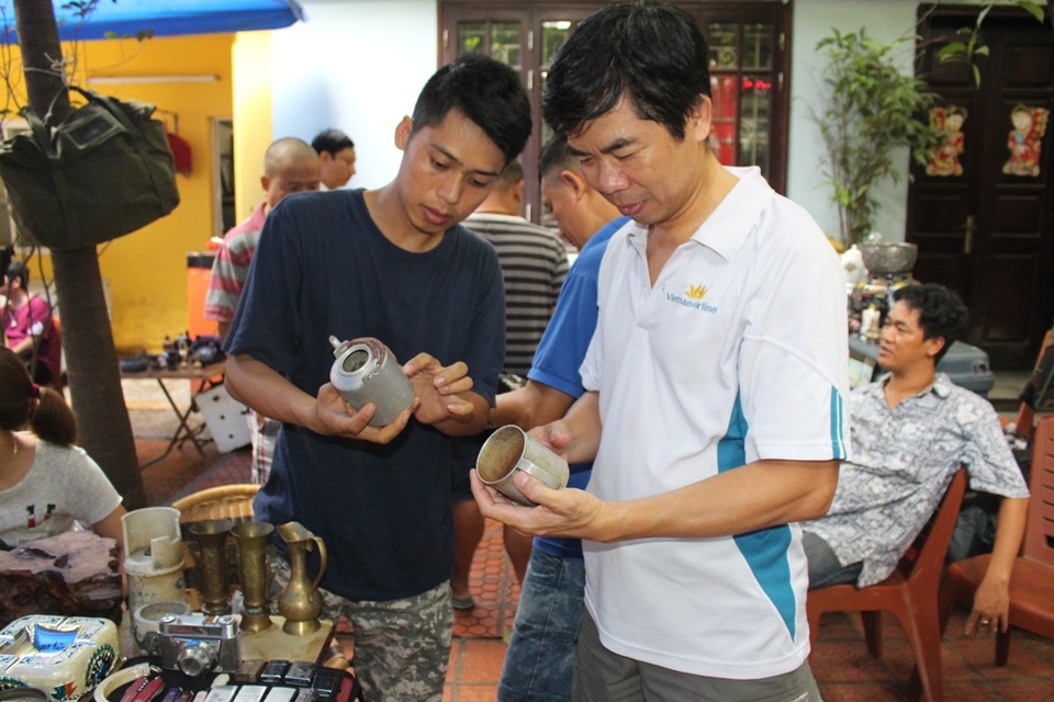 Tại gian hàng của anh Điệp, có khá nhiều người thích thú với chiếc cốc làm từ ống pháo sáng, ống bom của Mỹ, được bộ đội ta làm trong trận đánh năm 1979. Anh cũng bỏ công tìm được bát hương làm bằng xác máy bay, bên ngoài có khắc hình long, phượng tỉ mẩn, cẩn thận.