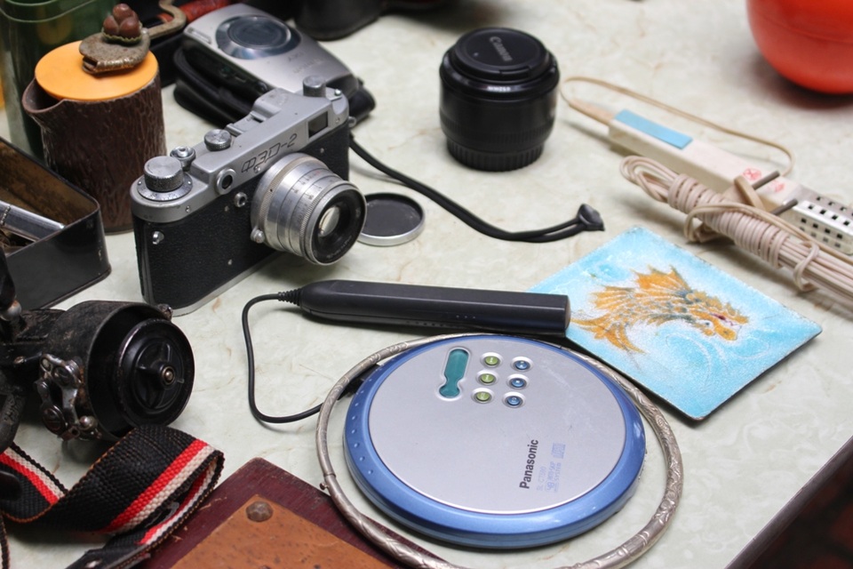 Đủ loại mặt hàng được bày bán tại phiên chợ.