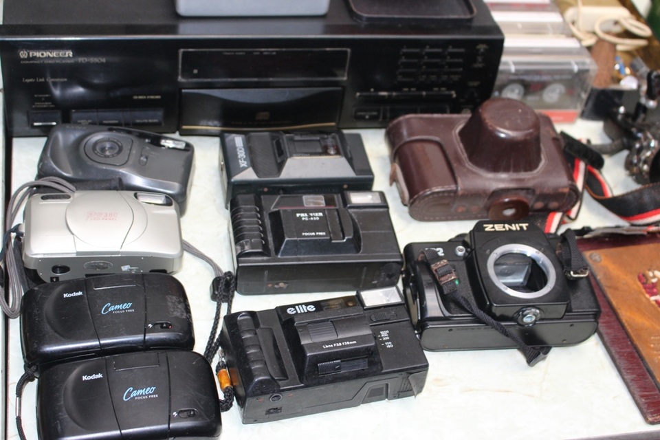 Những chiếc máy ảnh cơ có cái hoạt động được, có cái chỉ để trưng bày, nhưng vẫn được nhiều người ưa chuộng tìm mua.