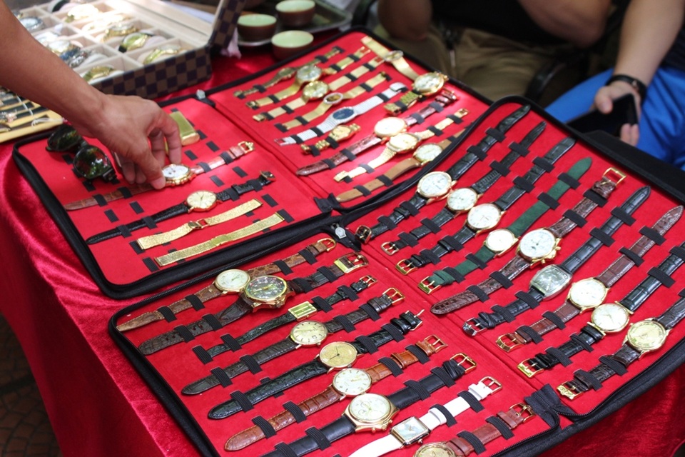 Những chiếc đồng hồ với đủ mọi mức giá, vừa đẹp, vừa độc chỉ có ở phiên chợ đồ xưa.