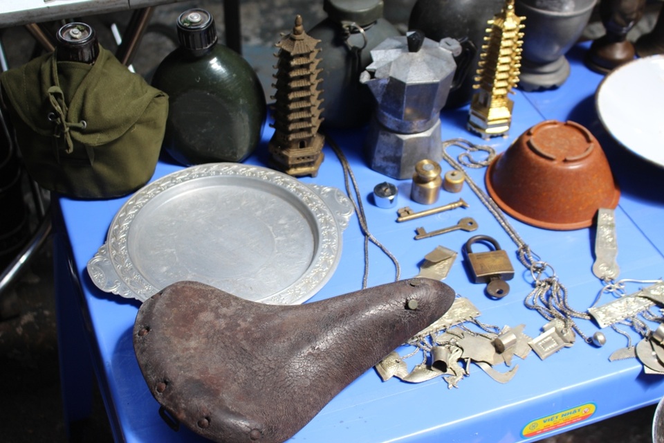 Từ ổ khóa, mâm đồng, dây chuyền cho đến... yên xe đạp cũng trở thành món hàng có giá trị trao đổi.