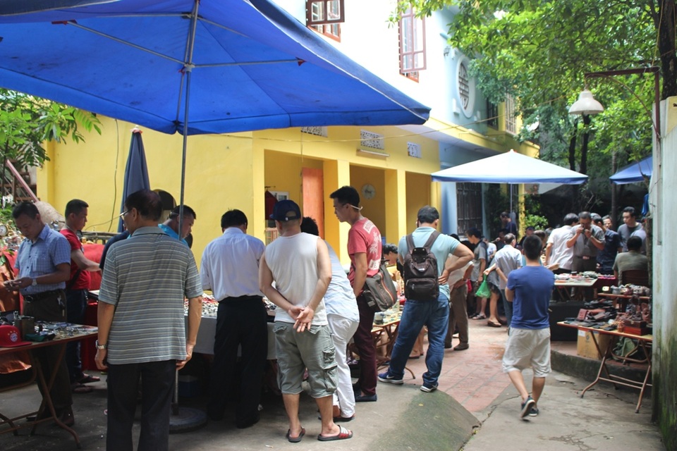 Phiên chợ lúc nào cũng tấp nập người đến xem đồ, mua sắm và trò chuyện cùng nhau.