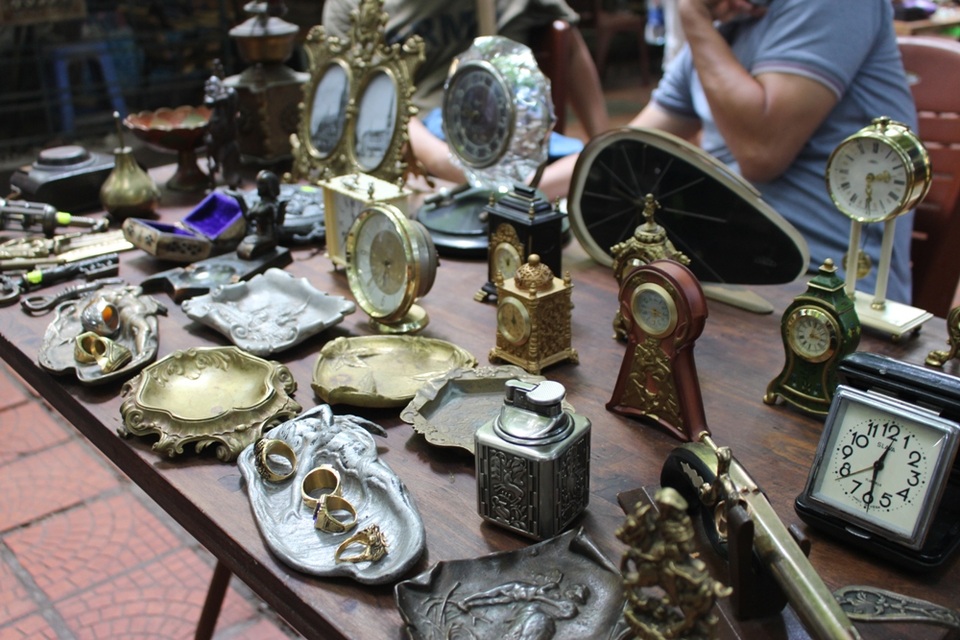 Anh Kiều Quốc Khánh, người thành lập ra phiên chợ đồ xưa cho biết, chủ các gian hàng ở đây vốn là những người chơi chung trên một số diễn đàn, có chung niềm đam mê sưu tập những giá trị nhân văn của cuộc sống, lịch sử, văn hóa. “Qua những món đồ từ thời xưa được lưu giữ, chúng tôi muốn tái hiện một phần sự biến chuyển của đất nước qua từng thời kỳ. Còn khi mang ra trưng bày các món đồ từ thời chiến, chúng tôi hy vọng tất cả mọi người, nhất là thế hệ trẻ có cái nhìn khách quan, đa chiều hơn về sự khốc liệt của một mốc thời gian đã lùi vào dĩ vãng”.