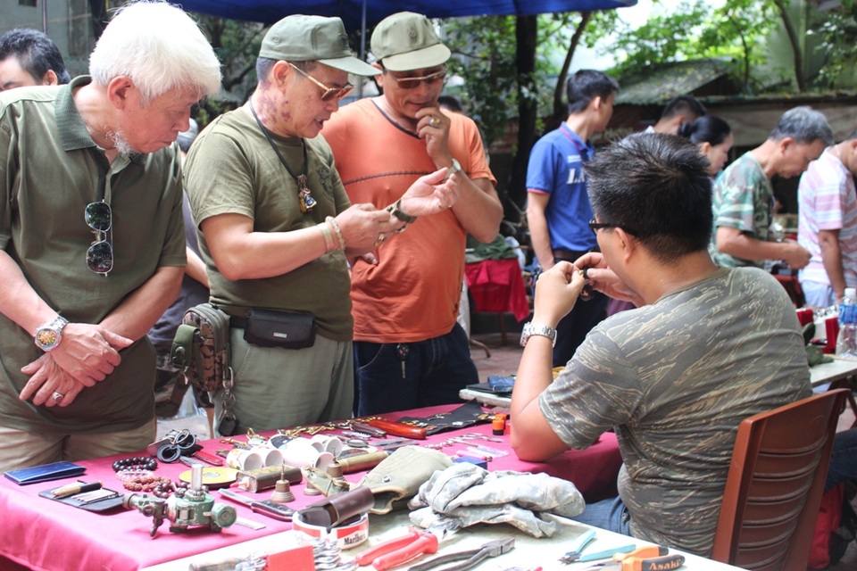 Anh Khánh cũng chia sẻ thêm, khu chợ được thành lập không phải với mục đích chính là bán hàng. Ở Hà Nội, không gian gặp mặt cho những người ham mê sưu tập đồ xưa không nhiều nên mọi người đến đây chủ yếu là để giao lưu, thẩm định, chia sẻ kinh nghiệm, hoặc đơn giản là cho nhau xem những món đồ “độc” mới sưu tập được.