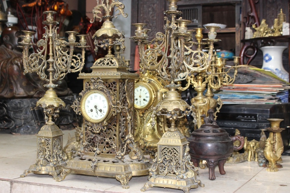 Bước vào khu chợ, đâu đâu cũng thấy sự thân thiện. Khách có thể xem bao lâu tùy thích, tha hồ hỏi giá, trầm ngâm hồi lâu cầm lên đặt xuống. Người bán từ đầu đến cuối vẫn tận tình giải thích về nguồn gốc, chất liệu, thậm chí còn “khuyến mãi” thêm câu chuyện về món đồ. Nhưng về sau, nếu khách không mua, người bán vẫn không hề phật lòng.