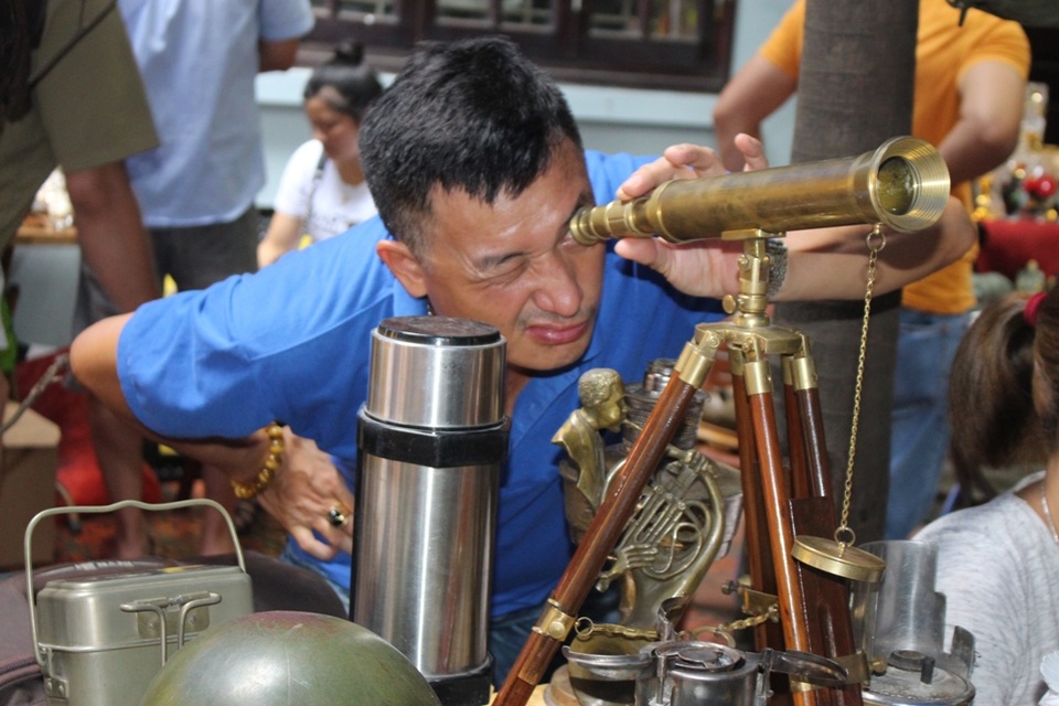 Trong ảnh là chiếc ống nhòm của Anh sản xuất có giá bán 9,5 triệu.