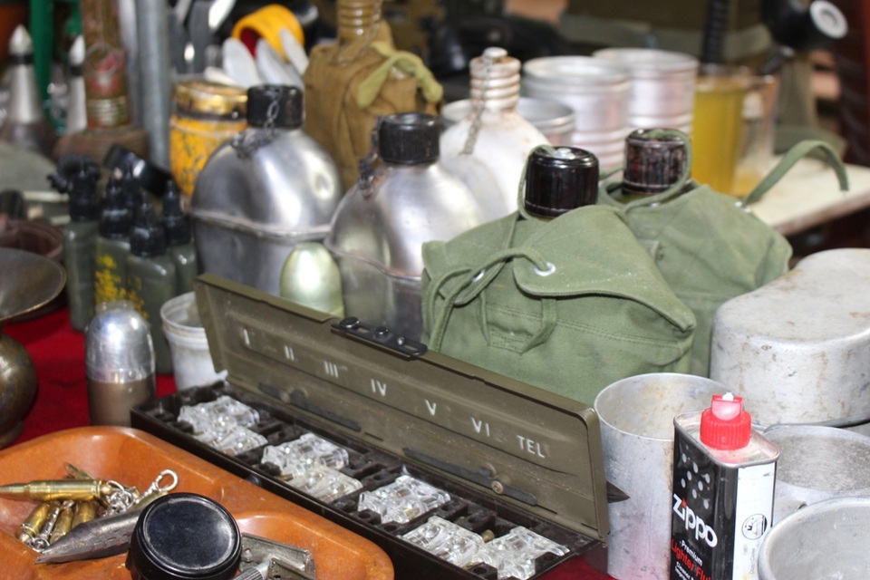 Đặc biệt, phiên chợ còn có một số gian hàng bày bán các kỷ vật chiến tranh. Khách đến chợ có thể tận mắt nhìn thấy chiếc bi đông đựng nước, chiếc thắt lưng của bộ quân phục hay bộ đàm thoại chuyên dùng của bộ đội trong kháng chiến chống Mỹ… Một người bán hàng cho biết, họ đã phải mất rất nhiều công để tìm kiếm, đến tận nơi thuyết phục các cựu chiến binh ở trên khắp mọi miền đất nước mới sưu tập được những món đồ đáng quý.