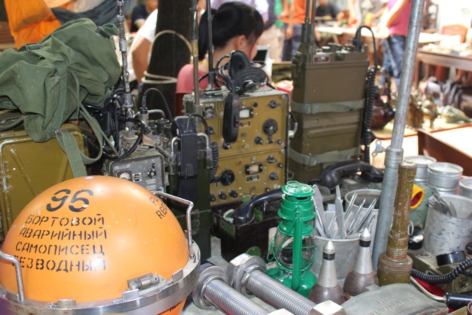 Nhiều người đến đây với mong muốn tìm lại những món đồ gắn bó với một thời kì lịch sử của dân tộc mà bản thân họ là nhân chứng sống. Những bạn trẻ tìm đến phiên chợ cũng tỏ ra khá thích thú với các kỷ vật chiến tranh. “Nhìn những món đồ này, bản thân mình cũng thấy xúc động, phần nào tưởng tượng được cuộc sống thời chiến của cha ông ra sao. Rất hiếm có không gian để thế hệ trẻ vừa chiêm ngưỡng, vừa được nghe những câu chuyện chân thực từ chính người lính chiến trường năm xưa”, Quân – một sinh viên đến từ ĐH Văn hóa bày tỏ.